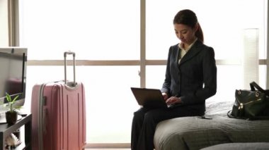 Bilgisayar otel odası iş seyahatleri ile çalışan Japon işkadını kadın