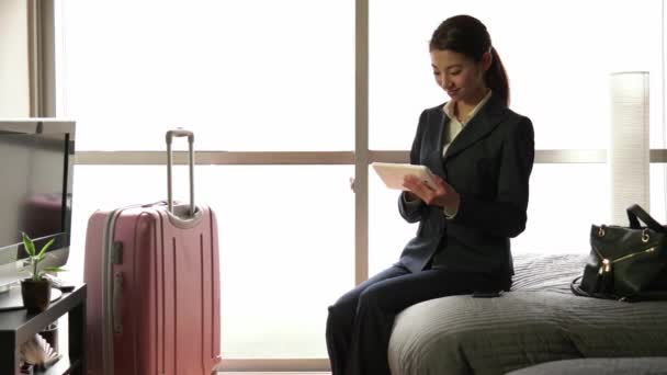Работа Азиатский менеджер Женщина-предприниматель Ipad Tablet В гостиничном номере — стоковое видео