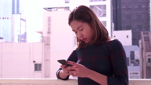 Девушка китайская азиатка SMS сообщение на мобильный телефон смартфон — стоковое видео
