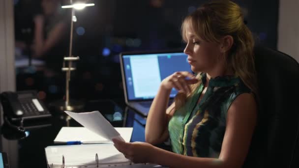 2 affärskvinna arbetar sent på kvällen med tablett i Office — Stockvideo