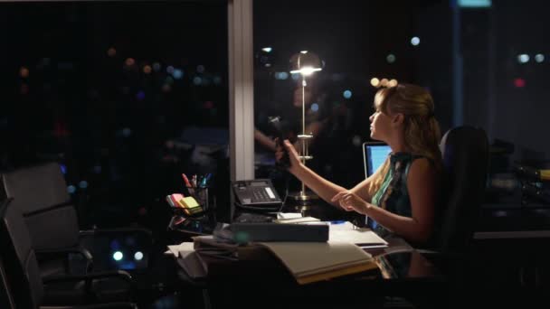 4 femeie de afaceri care lucrează noaptea târziu răspunzând la telefon — Videoclip de stoc