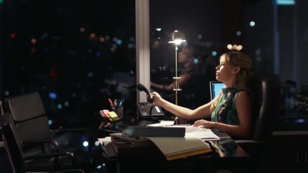 5 Femme d'affaires travaillant tard dans la nuit Répondre à un appel téléphonique — Video