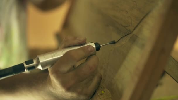 2 escultor pintor artista chiseling un bajorrelieve de madera — Vídeos de Stock