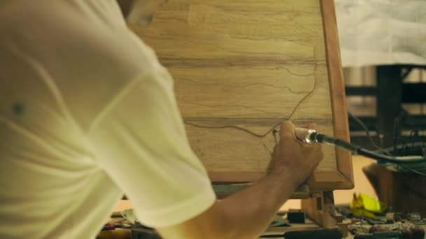 3 escultor pintor artista chiseling un bajorrelieve de madera — Vídeo de stock