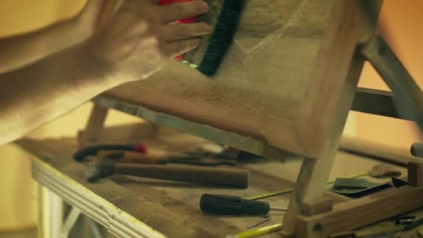 6 escultor pintor artista chiseling un bajorrelieve de madera — Vídeo de stock