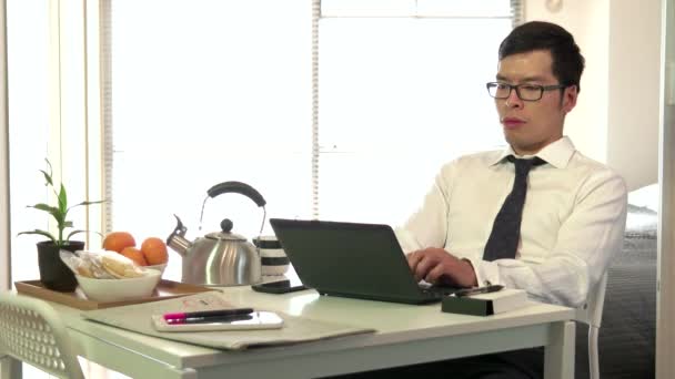 Ázsiai üzletember üzleti ember dolgozik a Laptop Pc, reggeli közben — Stock videók