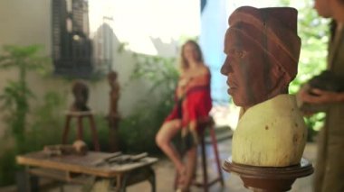 Atelier modeli ile çalışma 1-heykeltıraş taşımı ahşap heykel
