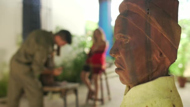 9detail dřevěná socha sochaře a Model práce v ateliéru — Stock video