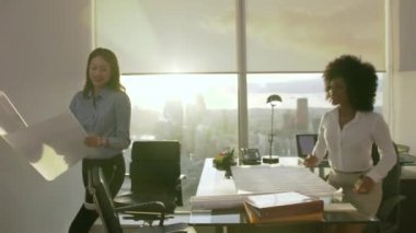 12 mutlu takım kadın gözden geçirme Proje gülümseyen konut mimar