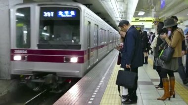 Rush Hour insanlar Commuters metro tren seyahat Tokyo İstasyonu
