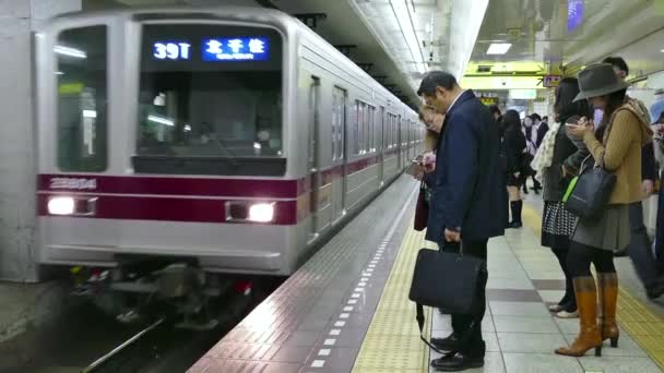 Rush Hour emberek ingázók metróállomástól vonaton utazás Tokió állomás — Stock videók