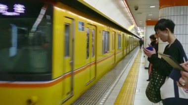 Asya metro istasyonu Metro tren Commuters insanlar Tokyo Japonya