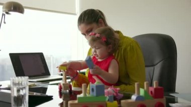 5 kadınla ofisindeki küçük bebek kariyer