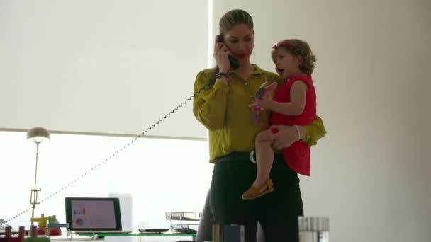 3 Mamá y su hija mujer de negocios contestar a la llamada telefónica — Vídeos de Stock