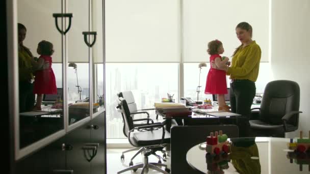 4 Business Manager Woman Playing With Daughter In Office — Stock Video