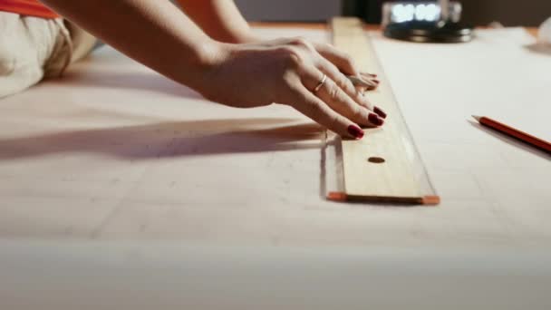 Mädchen zeichnet Linien auf Blaupause mit Lineal — Stockvideo