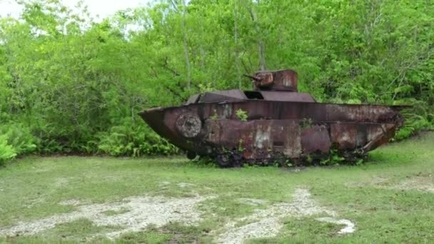 Amerikanisches gepanzertes fahrzeug militärischer panzer peleliu schlacht zweiter weltkrieg — Stockvideo