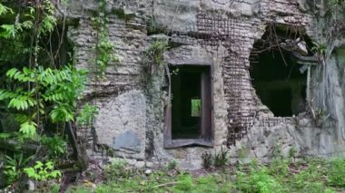 Dünya Savaşı savaş alanında orman Palau Peleliu bina eski kalır