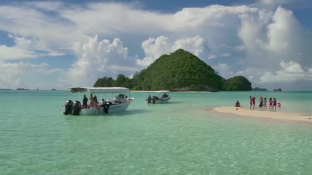 Biały piasek Tropical Paradise Beach morza turystów ludzie łodzi Palau — Wideo stockowe