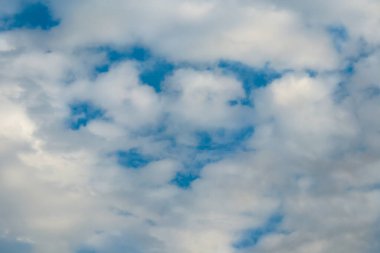 Kabarık bulutlu gökyüzü arkaplanı. Yüksek atmosferde mavi kümülüs ortamı. Dramatik fırtına bulutlu manzara, fırtına cenneti. Kümülonimbus bulutlu güzel bir ortam.