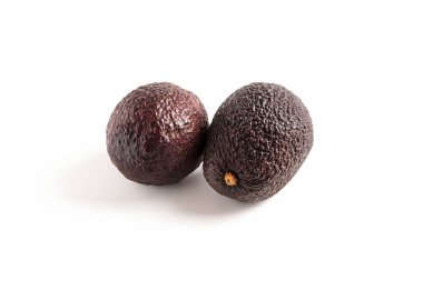 Avokado haas izole, egzotik Meksika ürün seti. İki lezzetli çiğ tropikal avokado grubu, kahverengi kabuklu. Vejetaryen bitkisi yakın çekim, organik bakkalın doğal besin maddesi.