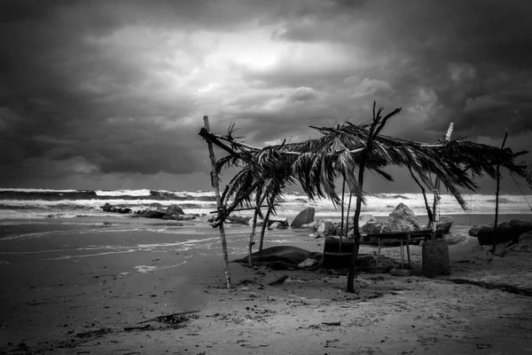 Deniz kıyısındaki bungalov Fırtınalı rüzgarda, siyah ve beyaz