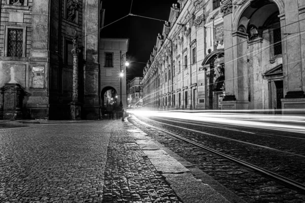 Geceleri Charles Köprüsü yakınlarında Prag şehir manzarası