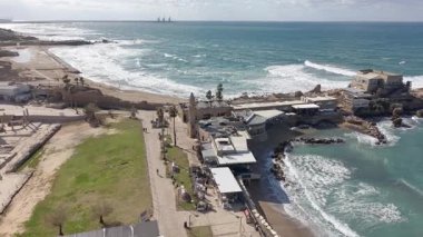 Akdeniz kıyısındaki antik Caesarea kıyı şehrinin hava aracı görüntüsü, İsrail