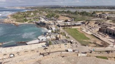 Akdeniz kıyısındaki antik Caesarea kıyı şehrinin hava aracı görüntüsü, İsrail