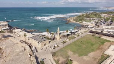 Akdeniz kıyısındaki antik Caesarea kıyı şehrinin hava aracı görüntüsü, İsrail