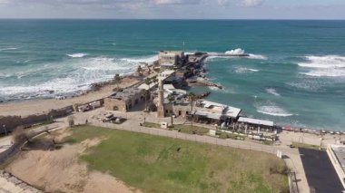 Akdeniz kıyısındaki antik Caesarea kıyı şehrinin hava aracı görüntüsü, İsrail