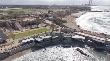 Akdeniz kıyısındaki antik Caesarea kıyı şehrinin hava aracı görüntüsü, İsrail