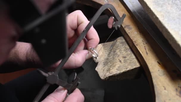 Zbliżenie kręcenia obrączki ślubnej przez złotnika, odizolowane, materiał 4k — Wideo stockowe