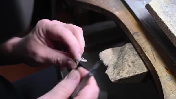 Κλείσιμο της στίλβωσης της βέρας από caicasian κοσμηματοπωλείο απομονωμένο, 4k πλάνα — Αρχείο Βίντεο