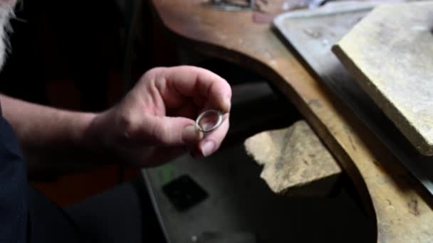 Detailní záběr na výrobu snubního prstenu od zlatníka, izolovaný, 4k záběry — Stock video