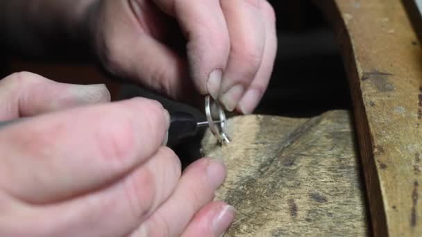 Detailní záběr na výrobu snubního prstenu od zlatníka, izolovaný, 4k záběry — Stock video