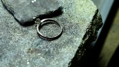 Caicasian kuyumcusu tarafından cilalanan alyansın yakın çekimi, 4K görüntü.