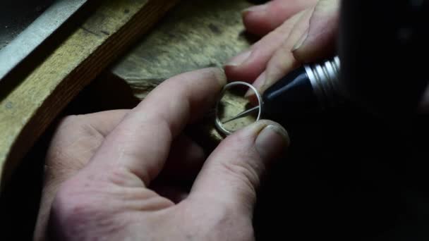 Primer plano del pulido del anillo de boda por el joyero caicásico aislado, imágenes de 4k — Vídeos de Stock