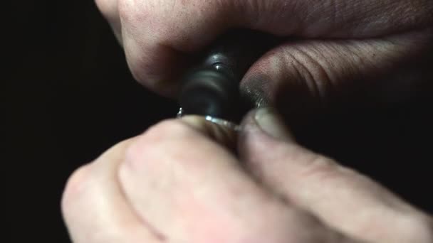 用孤立的中亚珠宝商擦亮结婚戒指的闭合，4k镜头 — 图库视频影像