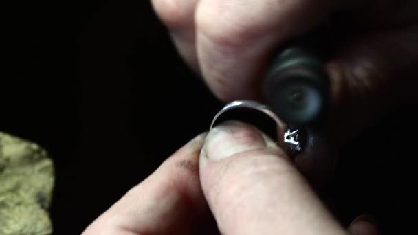 Close-up van trouwring polijsten door caicasian juwelier geïsoleerd, 4k beeldmateriaal — Stockvideo