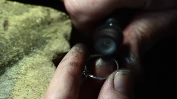 Close-up van trouwring polijsten door caicasian juwelier geïsoleerd, 4k beeldmateriaal — Stockvideo