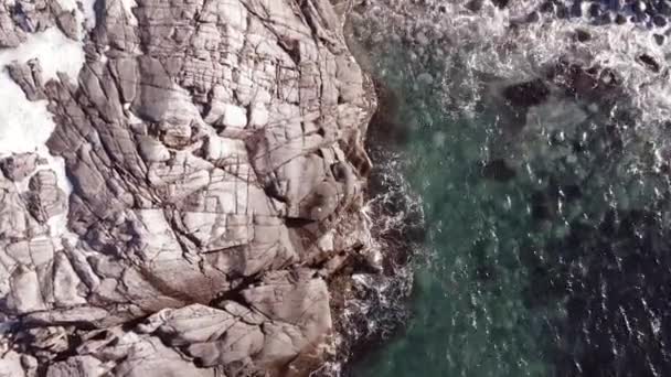 Winter luchtvlucht top over golven rollen op artic oceaan kust met ronde stenen, oceaan golven bij storm — Stockvideo