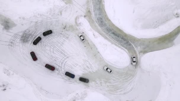 Drone Vista aérea del circuito de entrenamiento en el lago congelado con coches deportivos entrenando en él antes de la competencia. Clases de buceo extremo. — Vídeo de stock