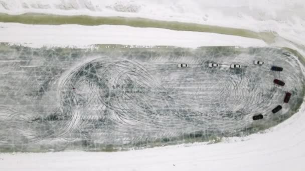 Drone Αεροφωτογραφία του κυκλώματος κατάρτισης στην παγωμένη λίμνη με σπορ αυτοκίνητα κατάρτισης σε αυτό πριν από τον ανταγωνισμό. Ακραία μαθήματα κατάδυσης. — Αρχείο Βίντεο