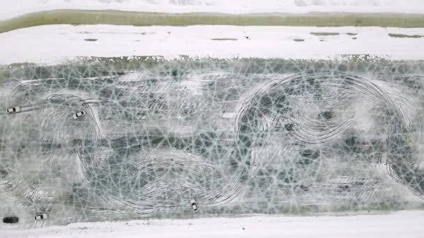 Дрон Воздушный вид тренировочной трассы на замерзшем озере с тренировками спорткаров на нем перед соревнованиями. Экстремальные уроки дайвинга. — стоковое видео