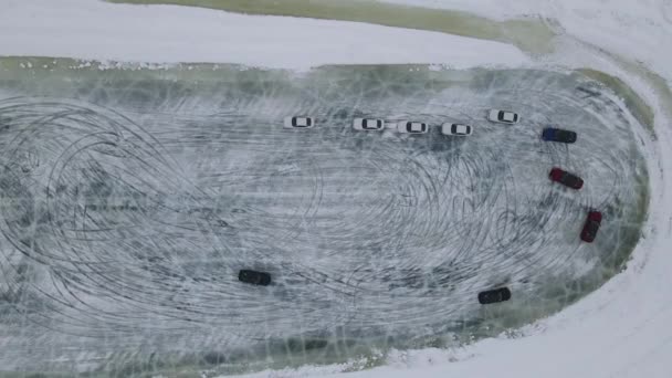 Drone antenn syn på träningskrets på frusen sjö med sportbilar utbildning på den innan tävlingen. Extrema dyklektioner. — Stockvideo
