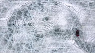 Donmuş göl üzerindeki antrenman pistinin hava aracı görüntüsü yarışmadan önce spor arabalar üzerinde eğitim görüyor. Aşırı dalış dersleri. 