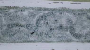 Donmuş göl üzerindeki antrenman pistinin hava aracı görüntüsü yarışmadan önce spor arabalar üzerinde eğitim görüyor. Aşırı dalış dersleri. 