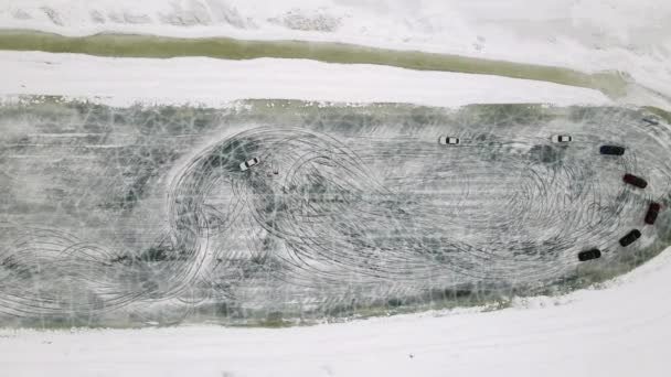 Drone Αεροφωτογραφία του κυκλώματος κατάρτισης στην παγωμένη λίμνη με σπορ αυτοκίνητα κατάρτισης σε αυτό πριν από τον ανταγωνισμό. Ακραία μαθήματα κατάδυσης. — Αρχείο Βίντεο