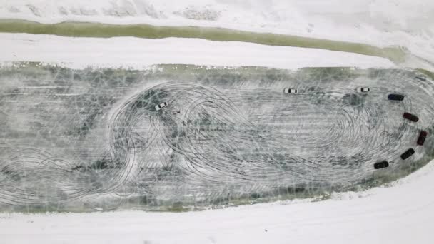 Drone Vue aérienne du circuit d'entraînement sur un lac gelé avec des voitures de sport s'entraînant dessus avant la compétition. Cours de plongée extrême. — Video